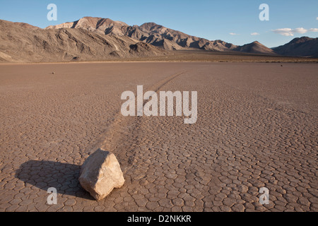 Schiebe-Felsen auf der Rennstrecke in Death Valley Nationalpark, Kalifornien. Stockfoto