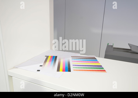 Farbe Kalibrierung Test Blätter aus einem Kopierer und Drucker auf weißen Aktenschränke in eine neue gemeinsame Büroräume liegen Stockfoto