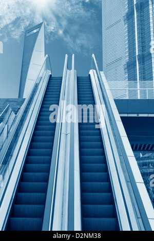 Rolltreppe aus Shanghai Straßen, Wolkenkratzer Gebäude Stockfoto