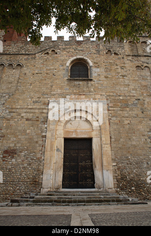 Der Haupteingang der Kathedrale in die Hügel Stadt Elne in Languedoc Roussillon in Südfrankreich in der Nähe der Pyrenäen. Stockfoto