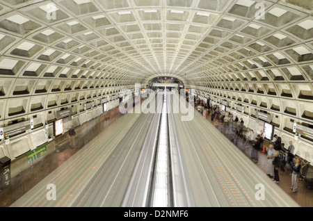 Zwei Züge durch Chinatown/Galerie Pl u-Bahnstation in Washington DC Stockfoto