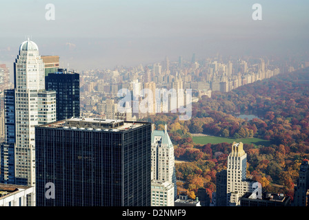 Blick über den Central Park und den Norden von Manhattan von der Spitze des Rockefeller Center an einem dunstigen Herbst Morgen Stockfoto