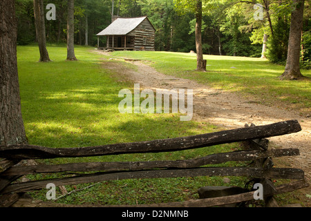 Blockhütte im Wald, mit einem grünen Garten und einen Fuß getragen Weg bis vor die Haustür, von den Great Smoky Mountains der USA Stockfoto