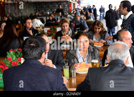 Fischbrötchen sind sehr beliebt auf und rund um die Galata-Brücke in Istanbul. Stockfoto