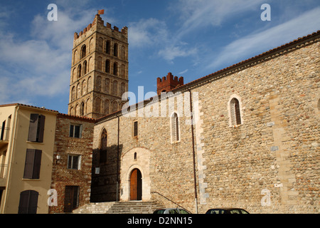 Die Kathedrale und der Glockenturm in die Hügel Stadt Elne in Languedoc Roussillon in Südfrankreich in der Nähe der Pyrenäen. Stockfoto