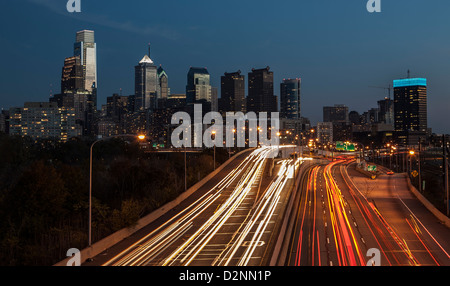 Skyline von Philadelphia auf der Interstate 76 Stockfoto