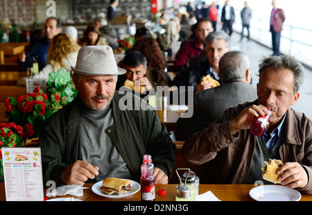 Fischbrötchen sind sehr beliebt auf und rund um die Galata-Brücke in Istanbul. Stockfoto