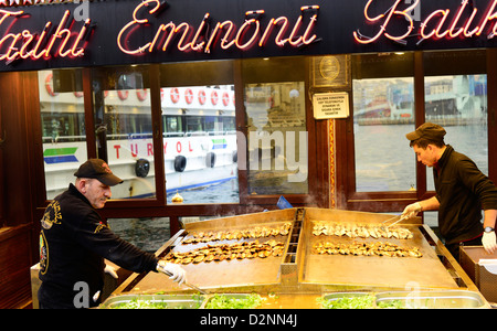 Makrele Fisch vom Grill für den berühmten Fischbrötchen serviert auf und von der Galata-Brücke in Istanbul. Stockfoto