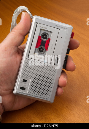 Männliche Hand hält Audio Recorder mit Klebeband zur Dokumentation von Ton Stockfoto