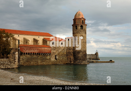 Collioure ist Kirche, Notre-Dame-des-Anges an der Mittelmeerküste in der katalanischen Region im Süden Frankreichs. Stockfoto