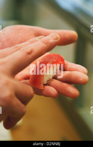 Zubereitung von Sushi Koch Stockfoto