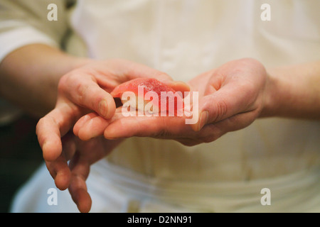 Zubereitung von Sushi Koch Stockfoto