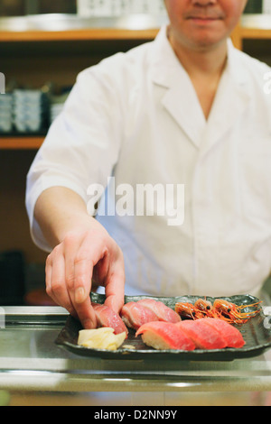 Zubereitung von Sushi Koch Stockfoto