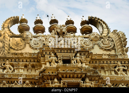 Hohen Schnittansicht von einem Tempel, Chamundeshwari-Tempel, Mysore, Karnataka, Indien Stockfoto