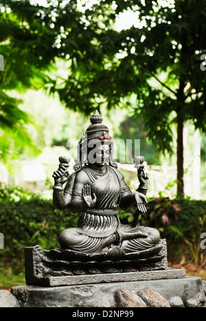 Statue der Göttin Lakshmi in einem Zoo, Zoo Mysore, Mysore, Karnataka, Indien Stockfoto