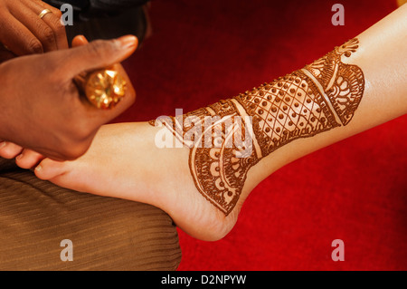 Frau hand mit Henna auf Braut Bein Stockfoto