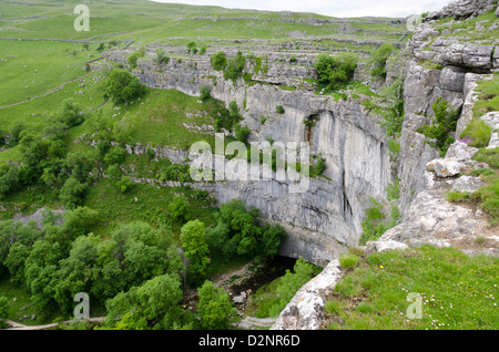 Kalksteinfelsen Malham Cove, Yorkshire, England Stockfoto