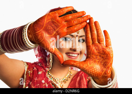 Porträt einer Braut zeigt Henna geschmückte Palmen und lächelnd Stockfoto
