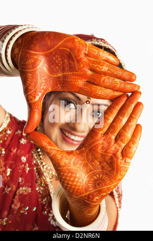 Porträt einer Braut zeigt Henna geschmückte Palmen und lächelnd Stockfoto