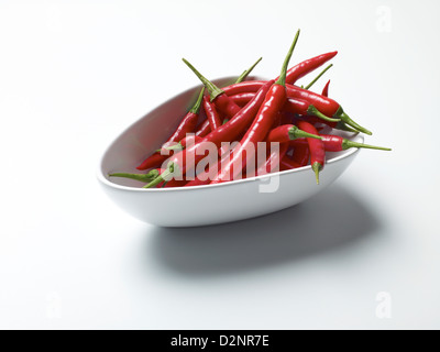 Schale mit roten Chilischoten Stockfoto