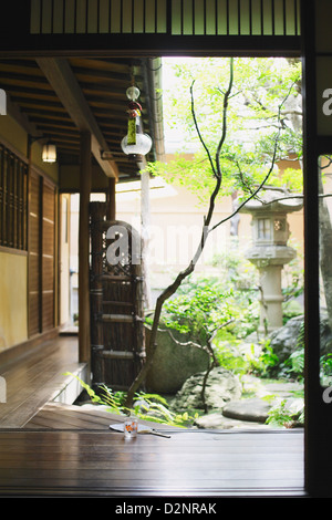 Japanisches traditionelles Haus mit Garten Stockfoto