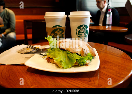 Starbucks Kaffee mit Sterne Sandwich bei Starbucks Mumbai Stockfoto