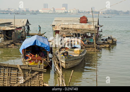 Schwimmendes Dorf auf dem Mekong in Phnom Penh, 500 Meter von einigen der teuersten Hotels der Stadt. Stockfoto