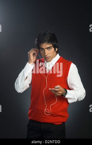 Geschäftsmann, einen MP3-Player anhören Stockfoto