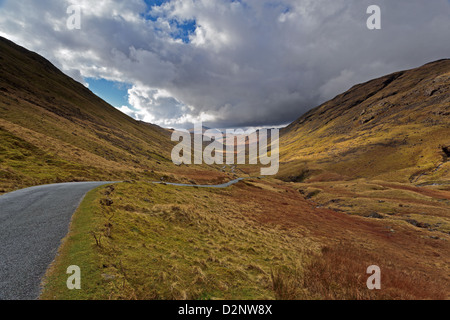 Die Hardknott bestehen in der Seenplatte, Cumbria, England, an der Spitze, die senkt sich die Straße durch die Eskdale genommen Stockfoto