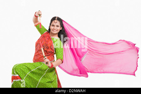 Frau, die Durchführung von dandiya Stockfoto