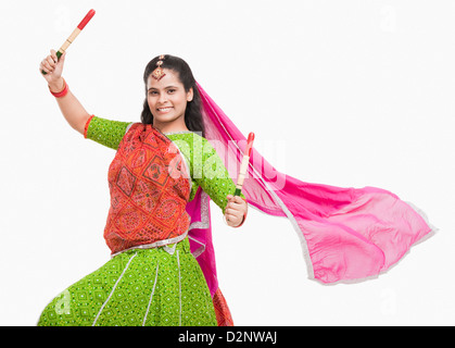 Frau, die Durchführung von dandiya Stockfoto