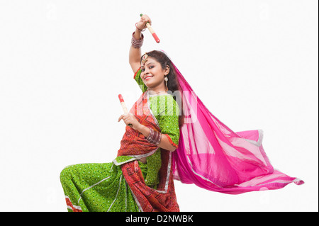 Frau, die Durchführung von dandiya Stockfoto