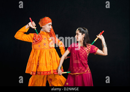 Paar Dandiya durchführen Stockfoto