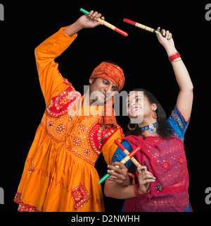 Paar Dandiya durchführen Stockfoto