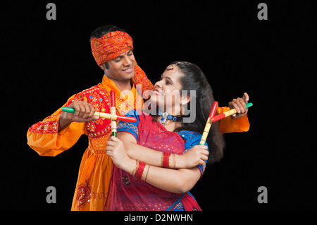 Paar Dandiya durchführen Stockfoto
