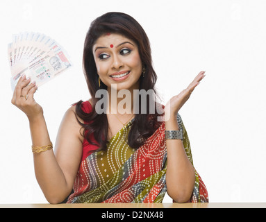 Nahaufnahme einer Frau mit indischen tausend Rupien Noten Stockfoto