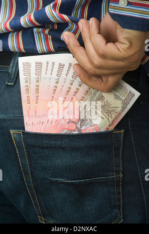 Mann, die indische Rupie tausend Notizen aus seiner Gesäßtasche herausnehmen Stockfoto