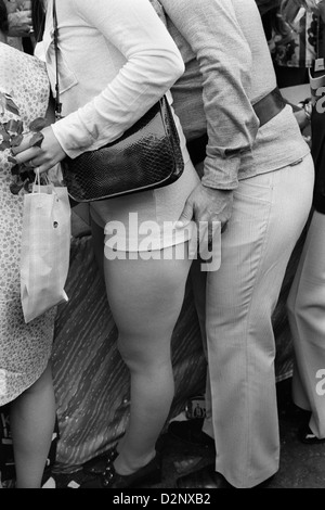 Mode aus den 1970er Jahren, britische Frau mit Hot Pants, stilvoll und modisch. Beauchamp Place Knightsbridge London SW3 1971 UK Mann berührt einen Frauenunterteil, er ist zu nah für Komfort. HOMER SYKES Stockfoto