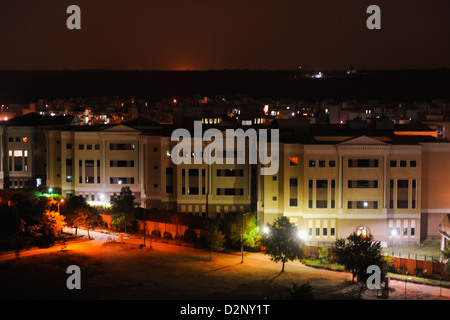 Mehrfamilienhäuser, leuchtet in der Nacht, Gurgaon, Haryana, Indien Stockfoto