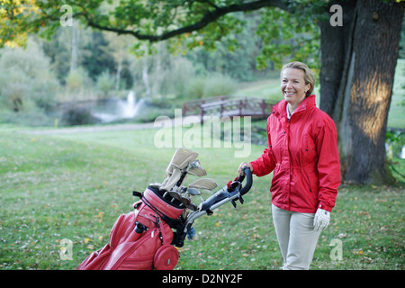 41 Jahre alt, junge Frau auf Golfplatz Stockfoto