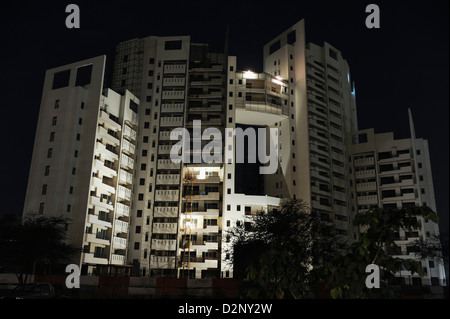 Mehrfamilienhäuser, leuchtet in der Nacht, Gurgaon, Haryana, Indien Stockfoto