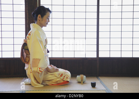 Frau in einem Kimono, Tee-Zeremonie durchführen Stockfoto