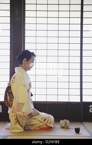 Frau in einem Kimono, Tee-Zeremonie durchführen Stockfoto