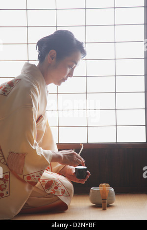 Frau in einem Kimono, Tee-Zeremonie durchführen Stockfoto
