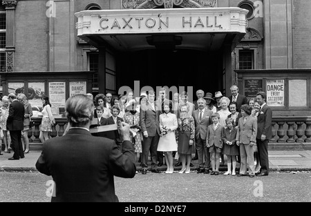 Caxton Hall, Westminster London, Großbritannien. Hochzeitsgruppe des Standesamtes hat gerade geheiratet und das offizielle Foto gemacht. England 1970er 1972 HOMER SYKES Stockfoto