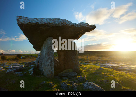 Sonnenuntergang am Poulnabrone Dolmen, Burren, County Clare, Irland. Stockfoto