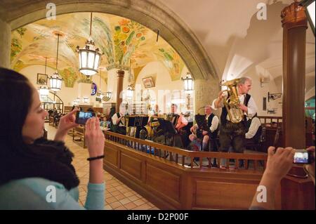 Blick in den Räumen des traditionellen Hofbräuhaus in München (Bayern), 23.01.2013. Stockfoto