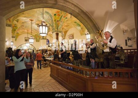 Blick in den Räumen des traditionellen Hofbräuhaus in München (Bayern), 23.01.2013. Stockfoto