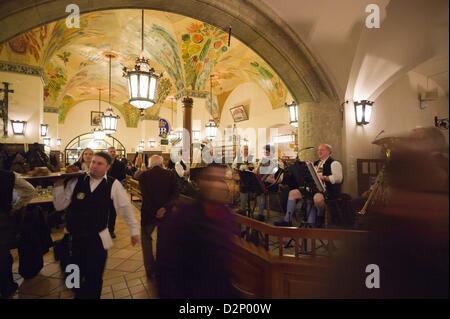 Blick in den Räumen des traditionellen Hofbräuhaus in München (Bayern), 23.01.2013. Stockfoto