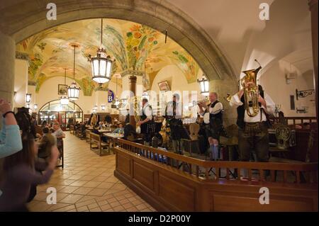 Blick in den Räumen des traditionellen Hofbräuhaus in München (Bayern), 23.01.2013. Stockfoto